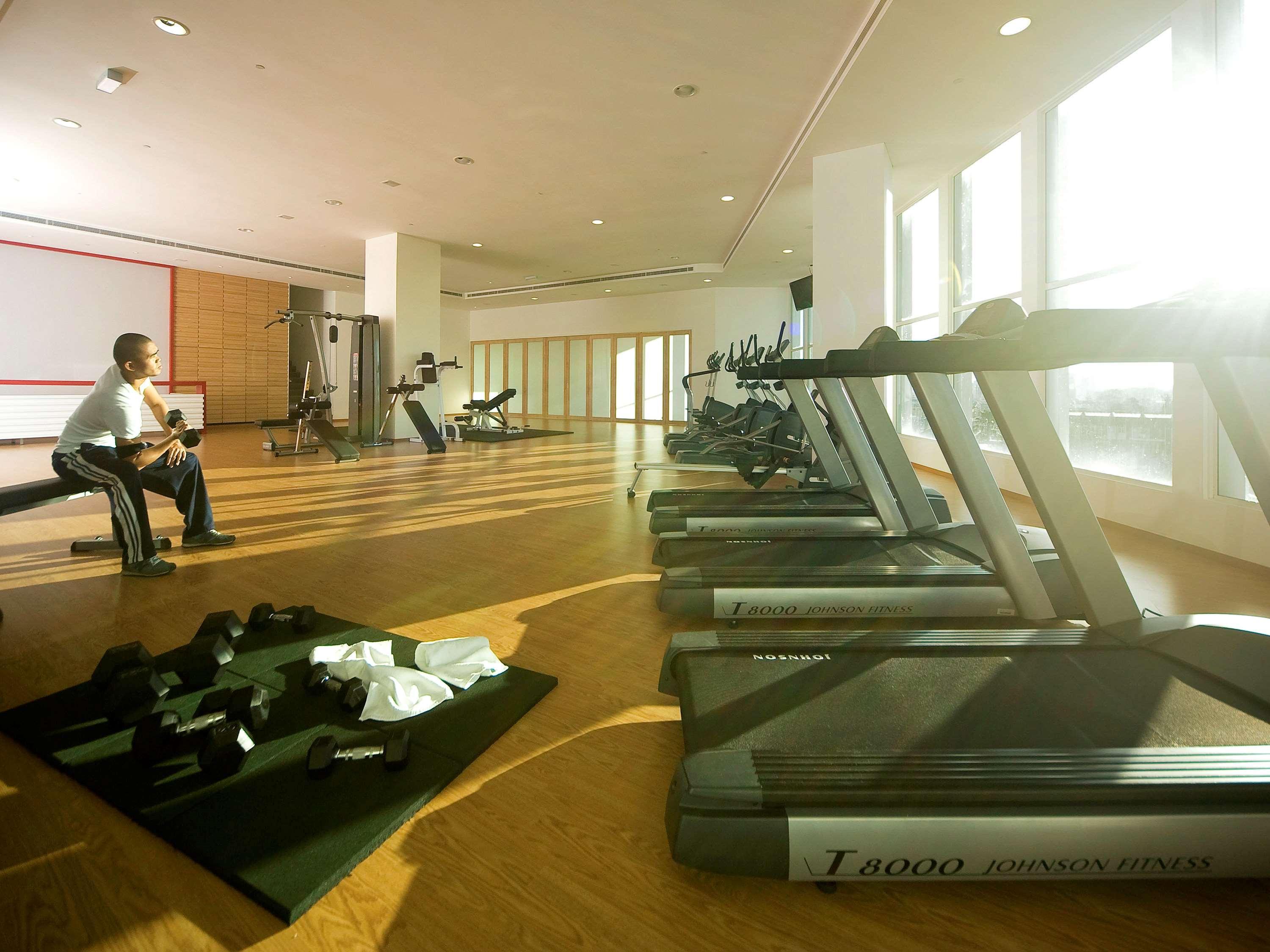 Pullman Kuching Otel Dış mekan fotoğraf The gym at the InterContinental
