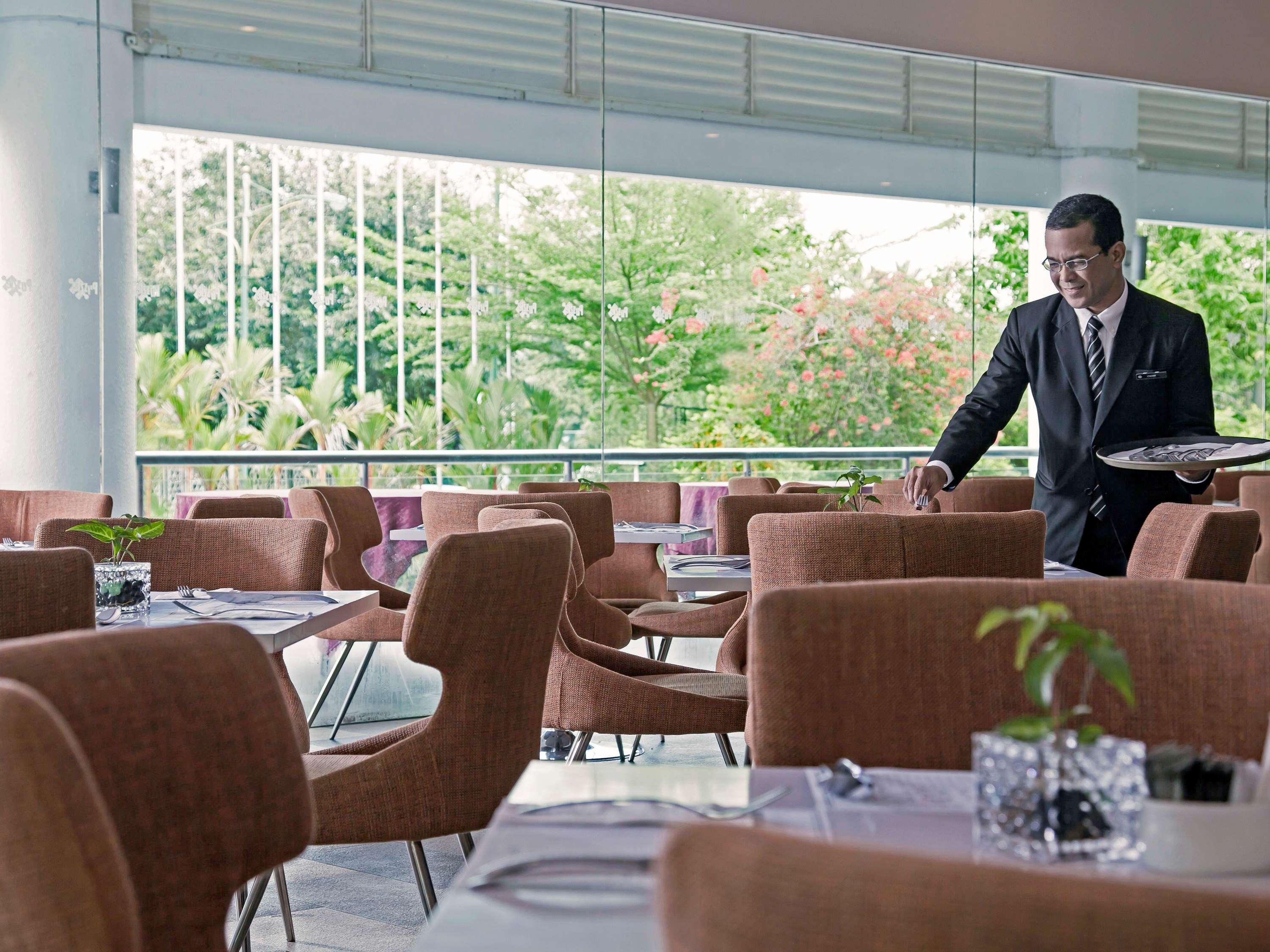 Pullman Kuching Otel Dış mekan fotoğraf A restaurant at the hotel