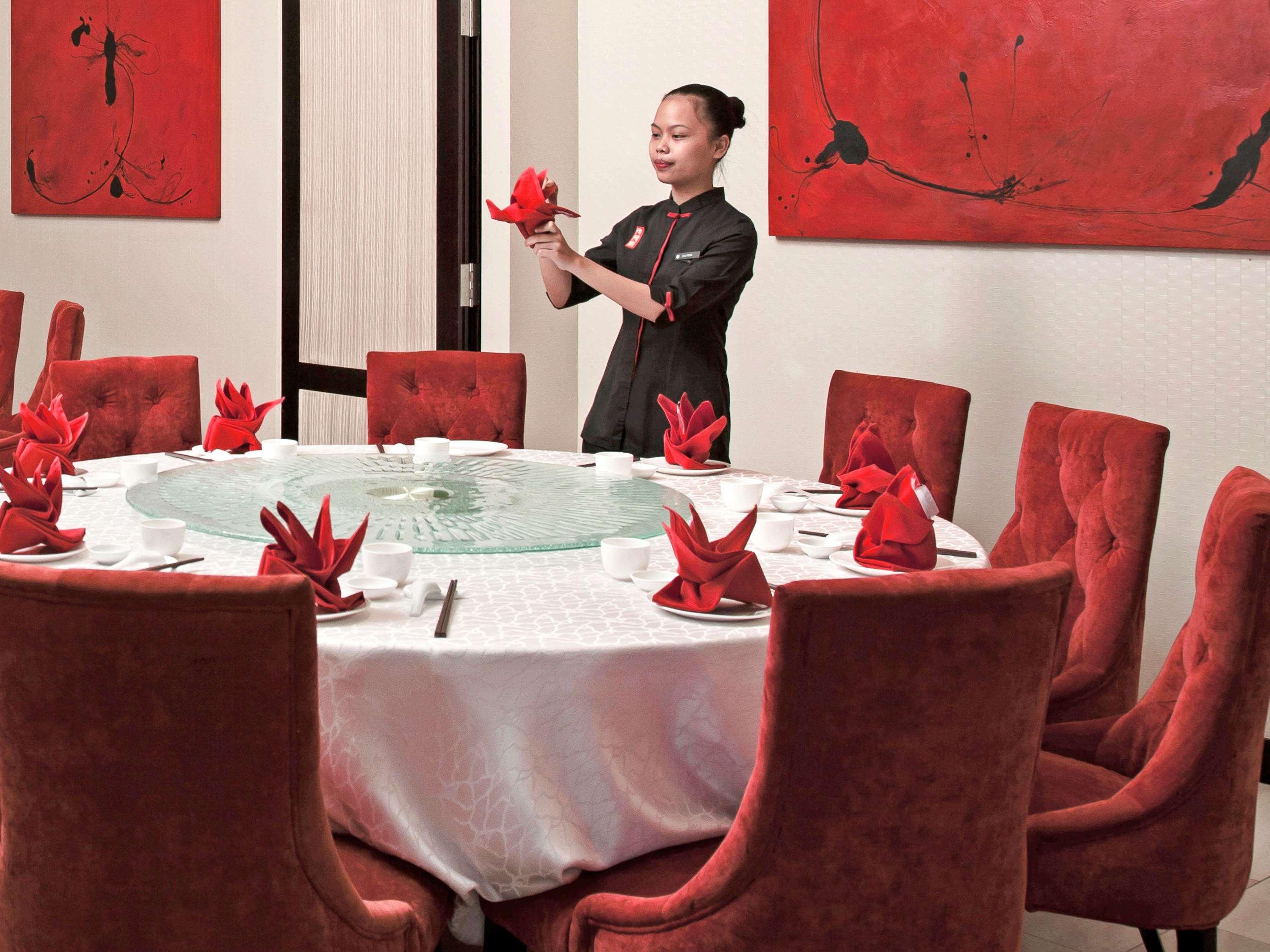 Pullman Kuching Otel Dış mekan fotoğraf A restaurant in Hanoi