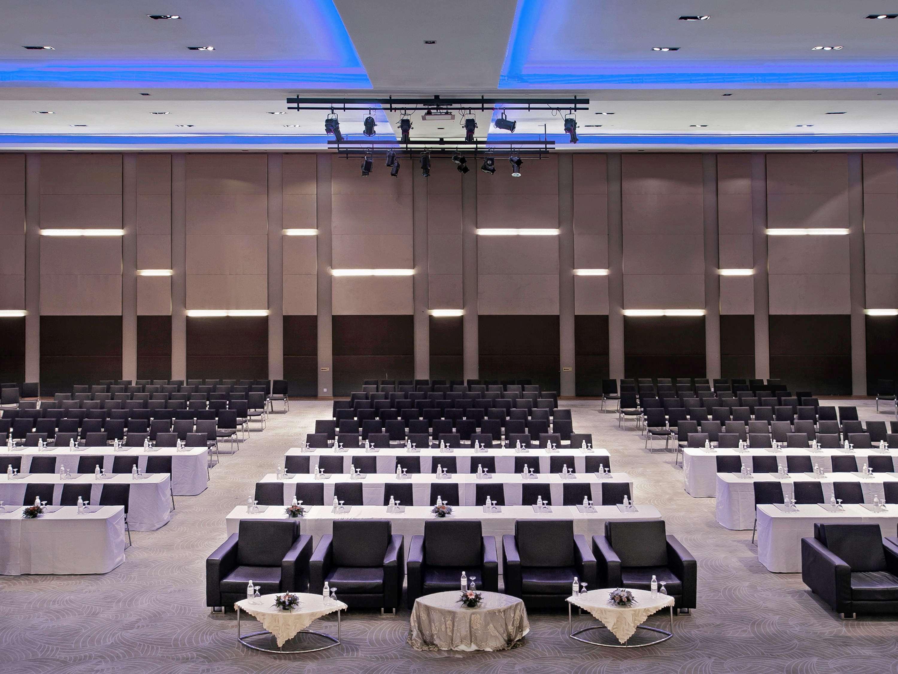 Pullman Kuching Otel Dış mekan fotoğraf The conference hall