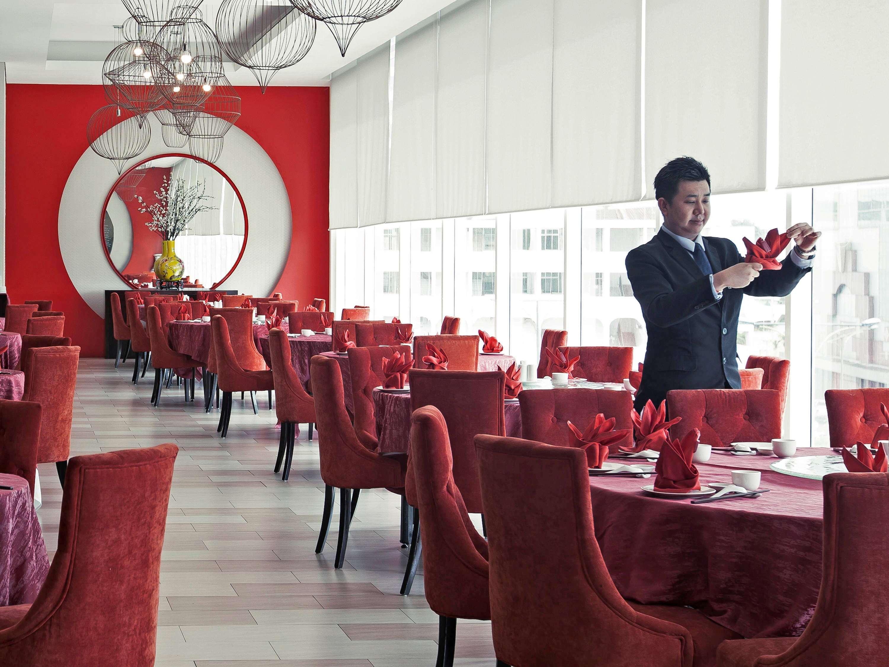 Pullman Kuching Otel Dış mekan fotoğraf A restaurant in a hotel