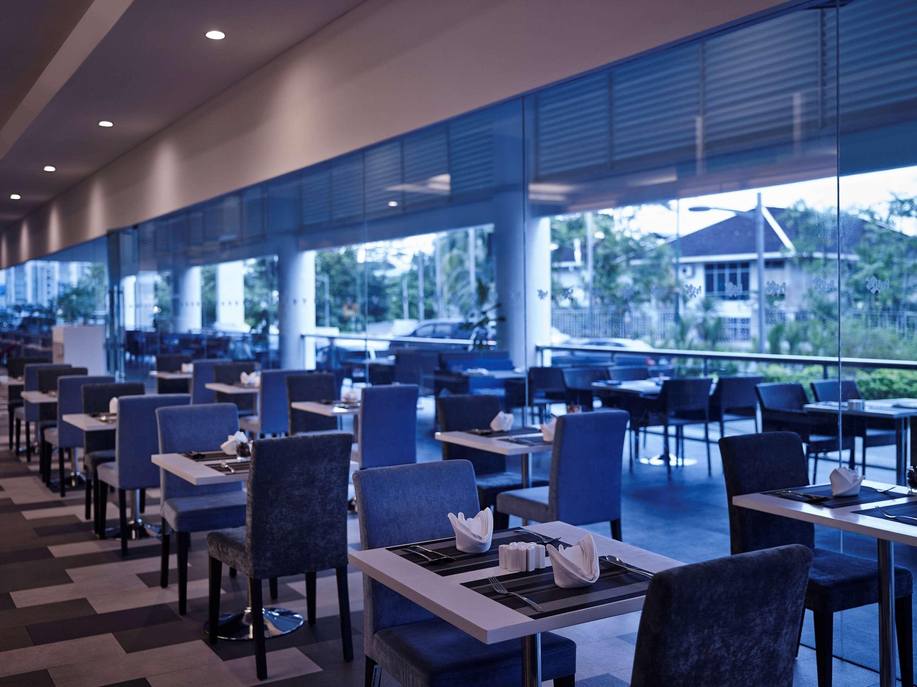 Pullman Kuching Otel Dış mekan fotoğraf The restaurant at the airport