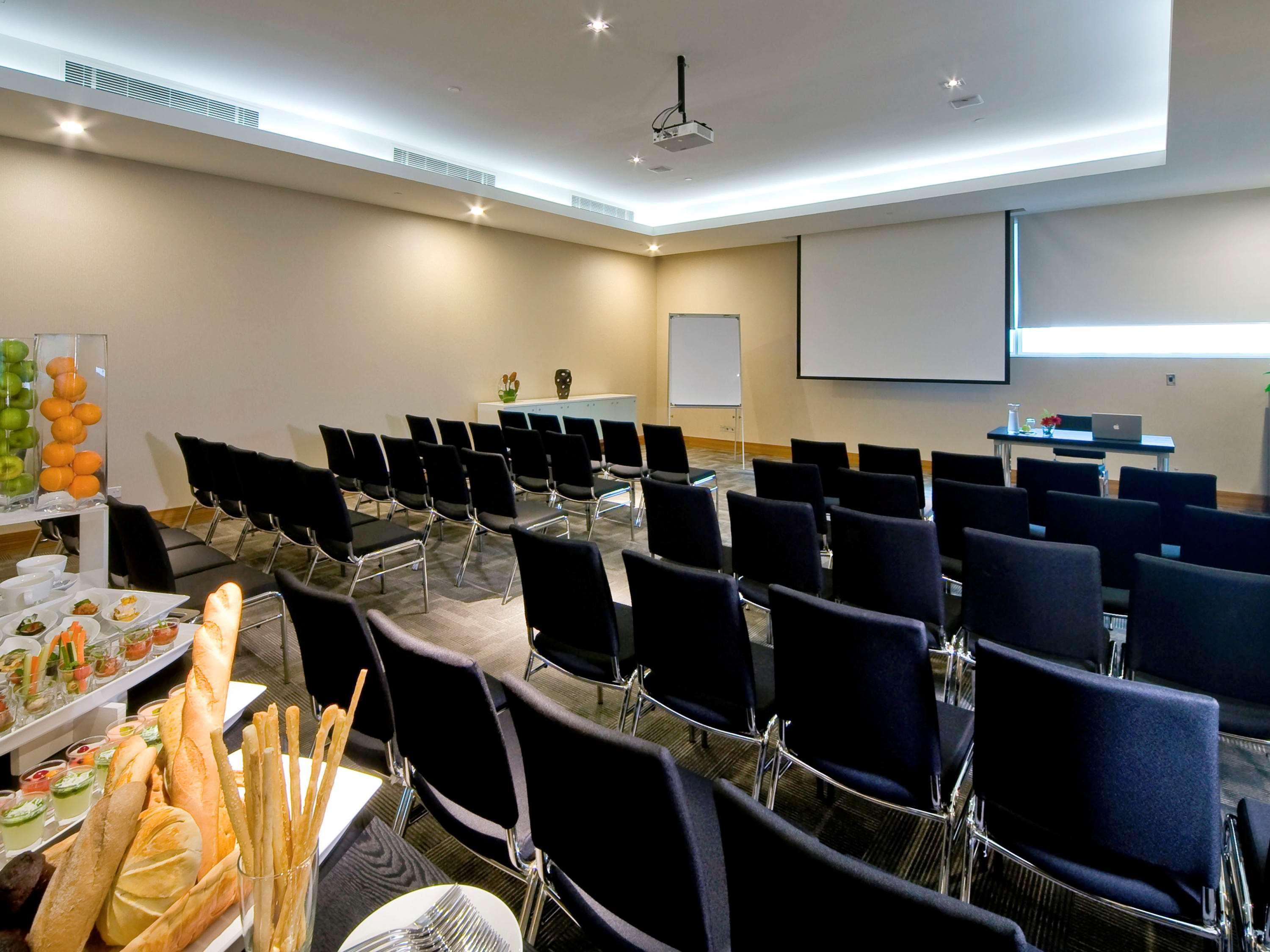 Pullman Kuching Otel Konforlar fotoğraf The hotel's meeting room
