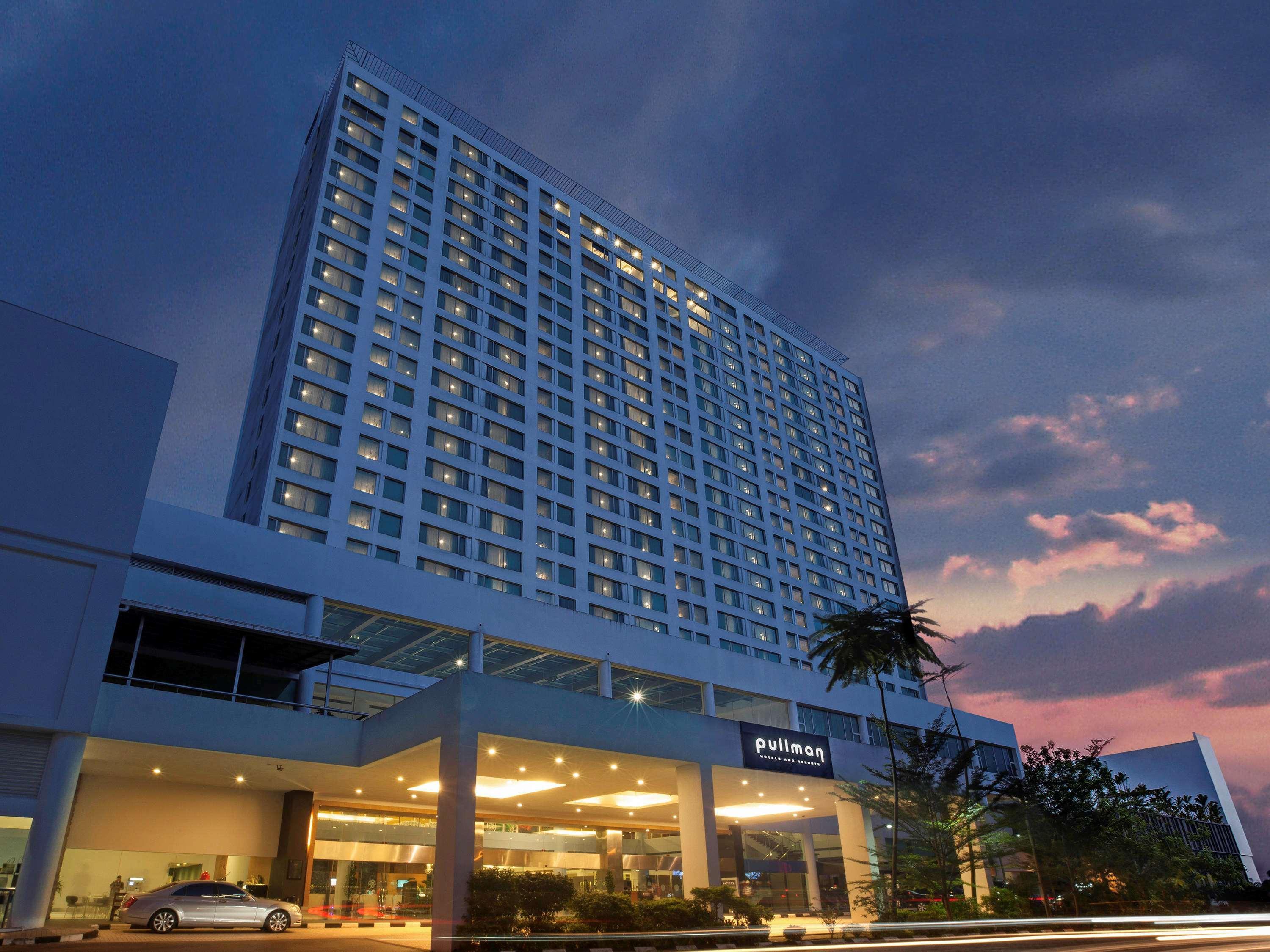 Pullman Kuching Otel Dış mekan fotoğraf The hotel at dusk