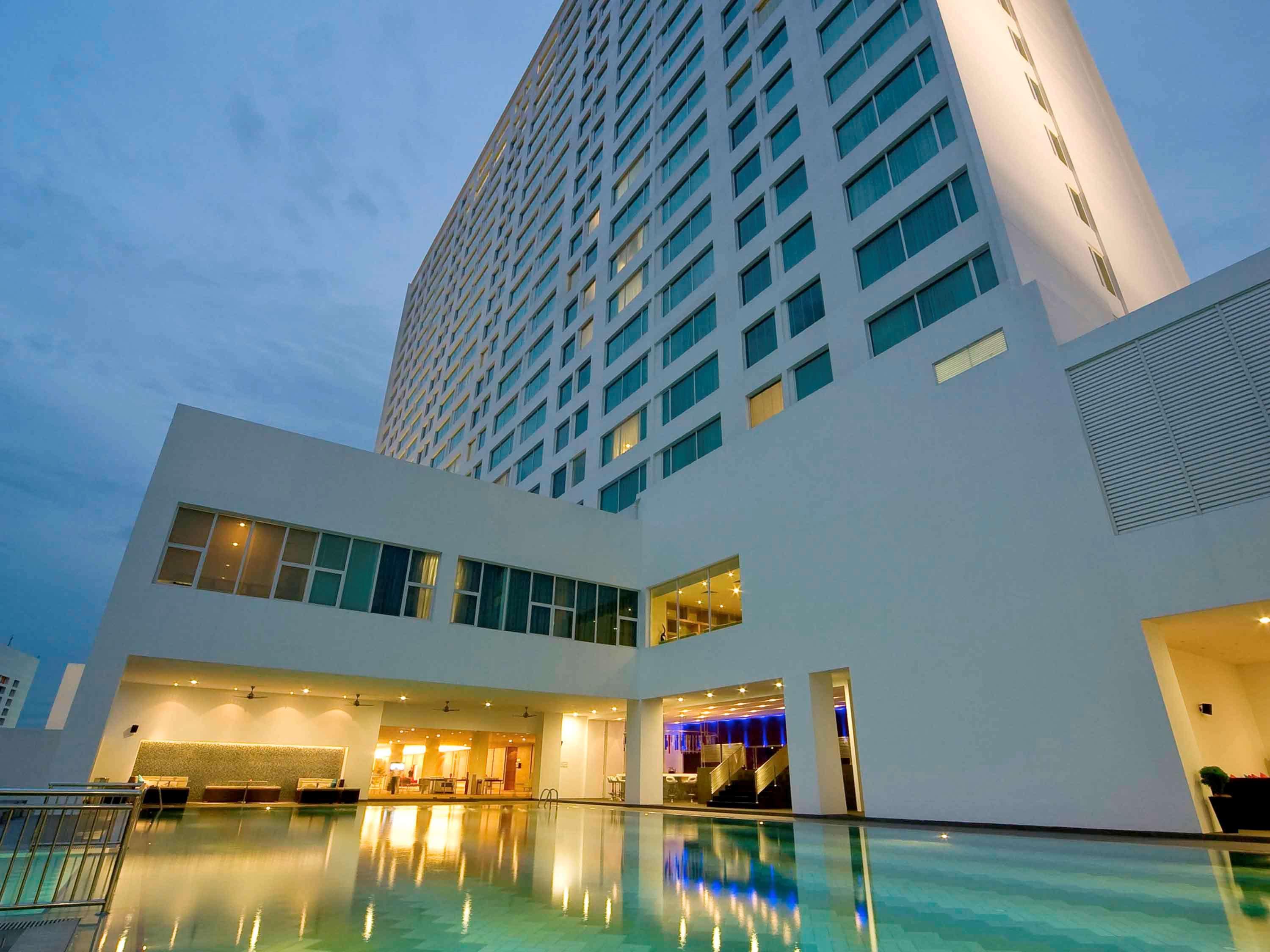 Pullman Kuching Otel Dış mekan fotoğraf The hotel's swimming pool