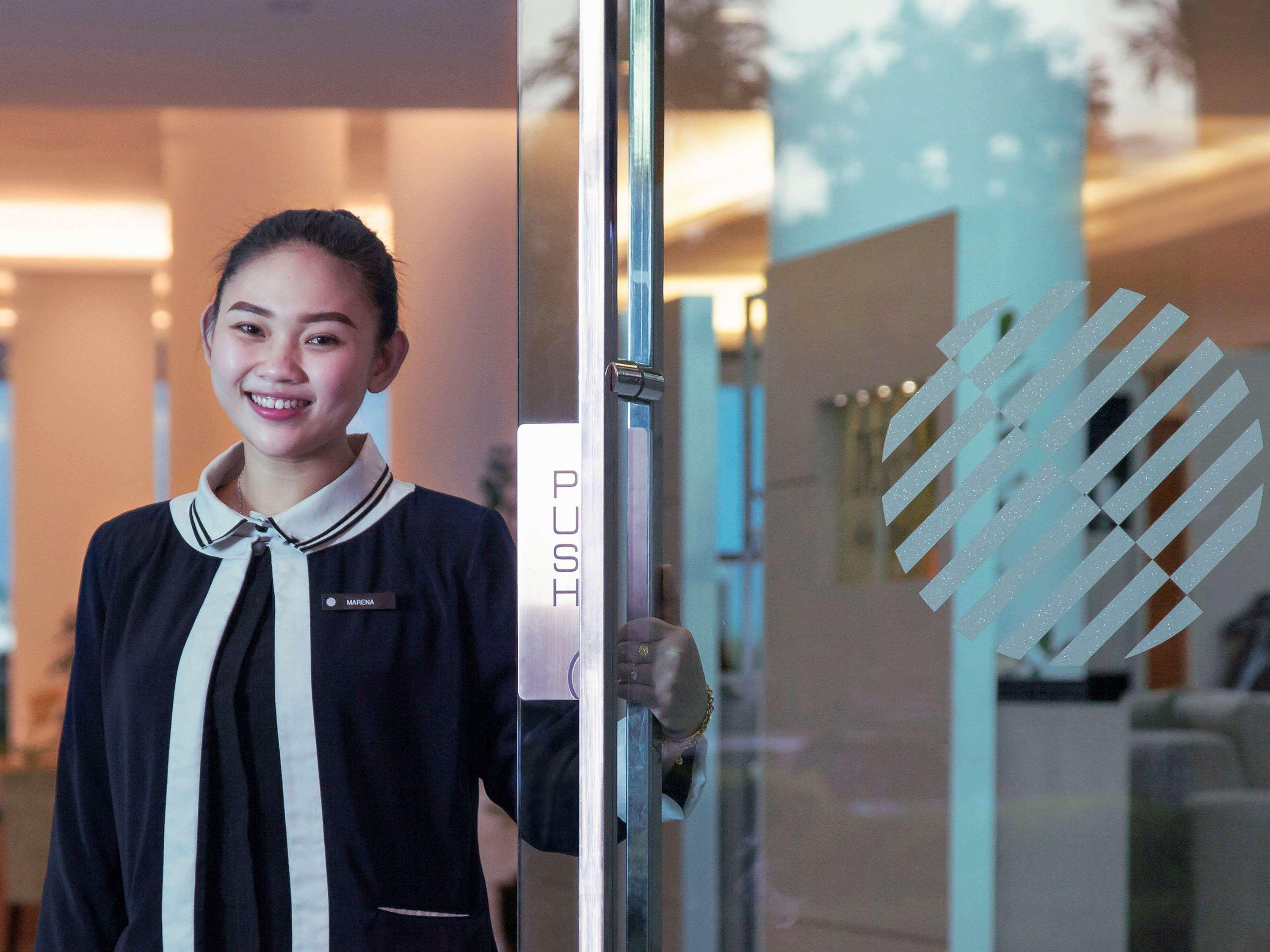 Pullman Kuching Otel Dış mekan fotoğraf A Thai woman working at a hotel