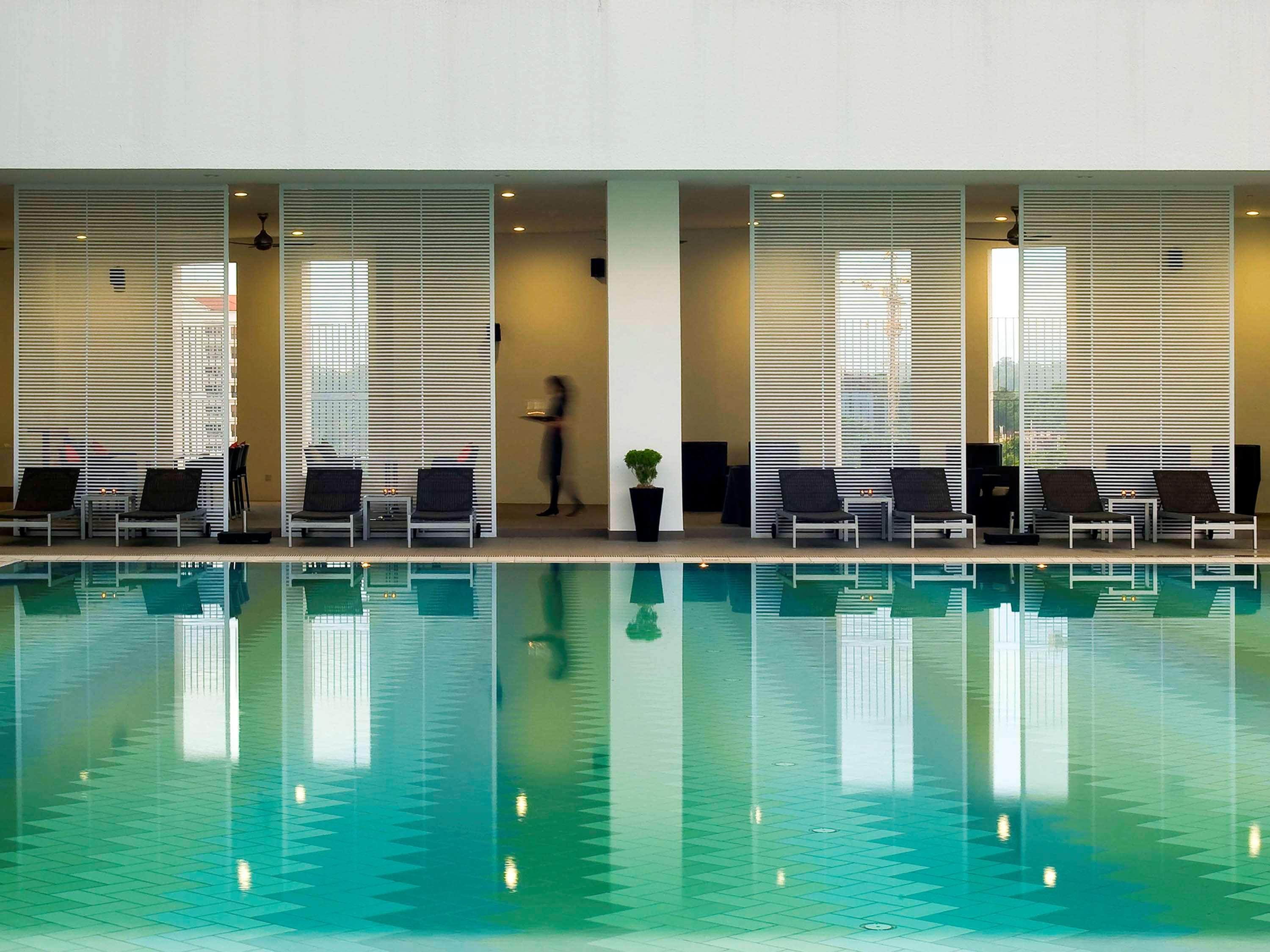 Pullman Kuching Otel Dış mekan fotoğraf The swimming pool at the hotel