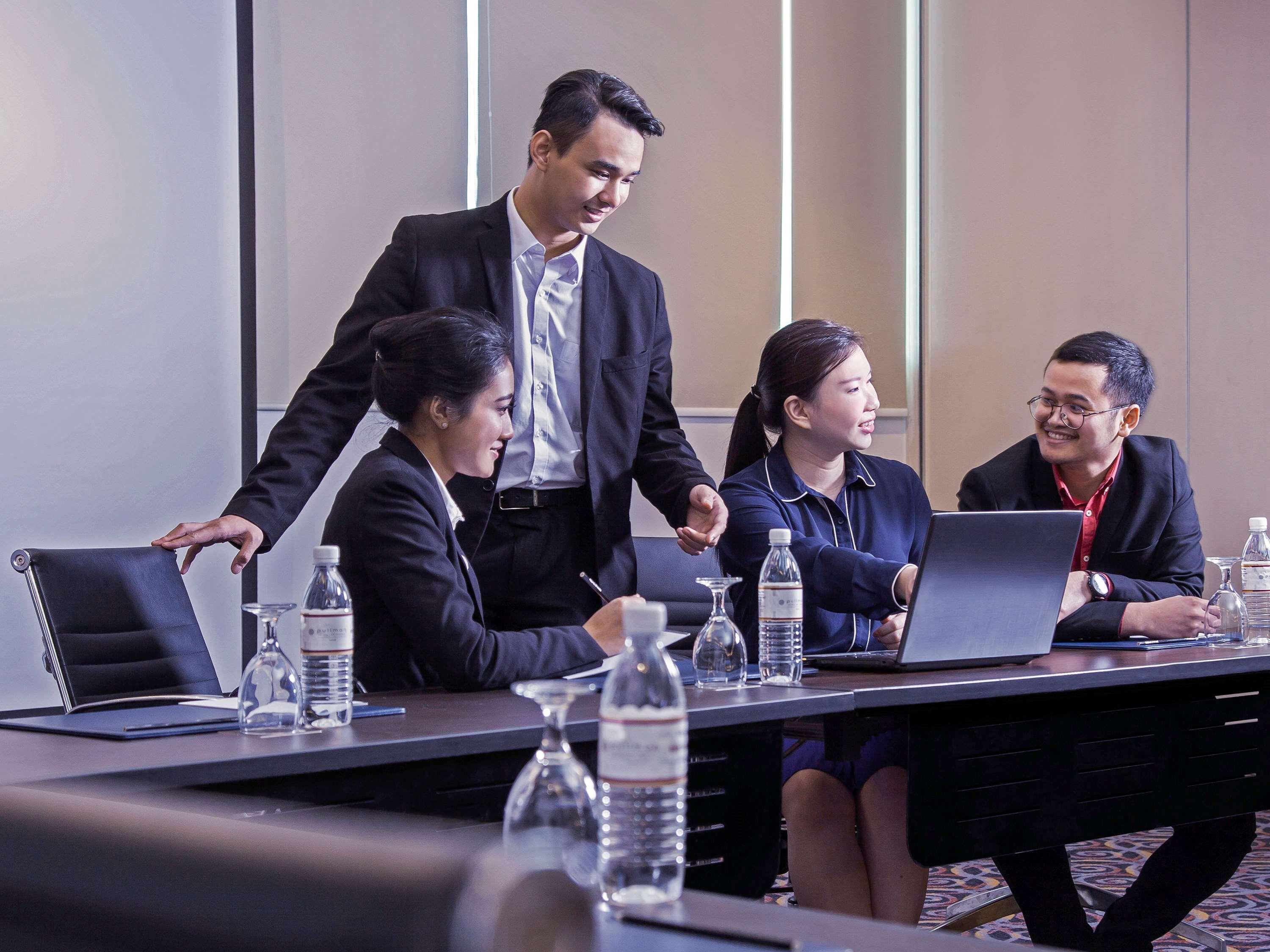 Pullman Kuching Otel Dış mekan fotoğraf A meeting in progress