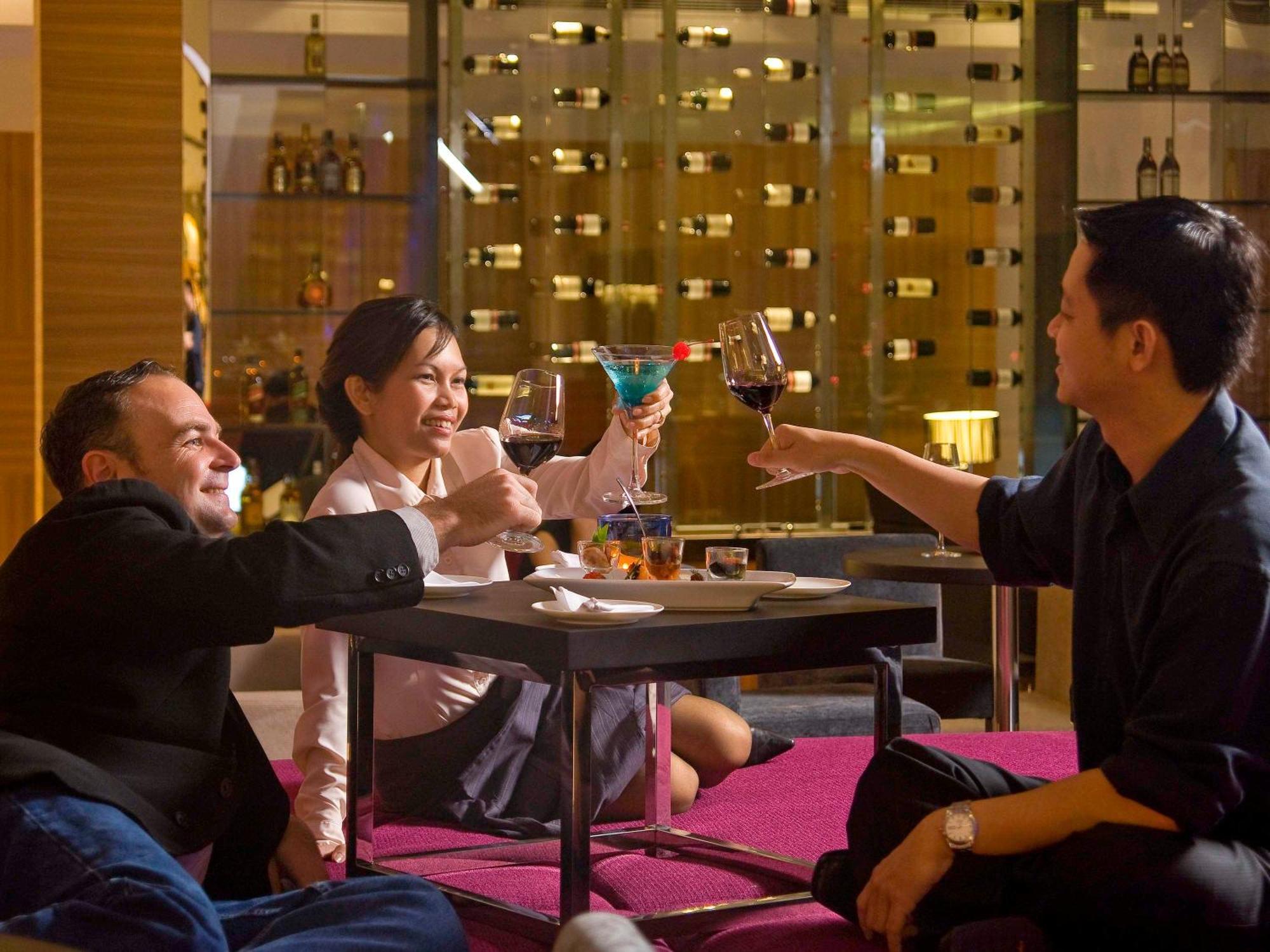 Pullman Kuching Otel Dış mekan fotoğraf The Wine Bar