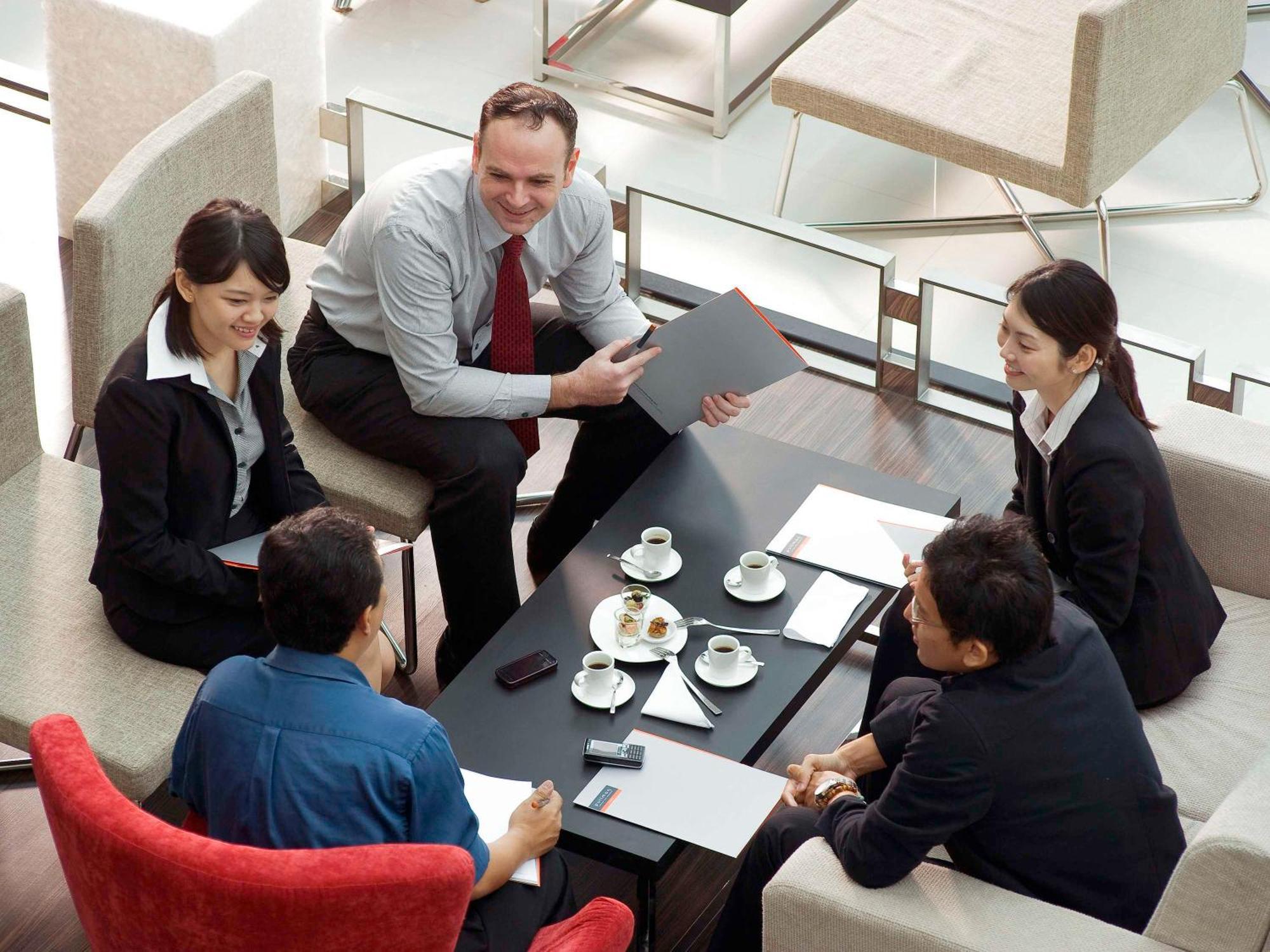 Pullman Kuching Otel Dış mekan fotoğraf A team of businesspeople
