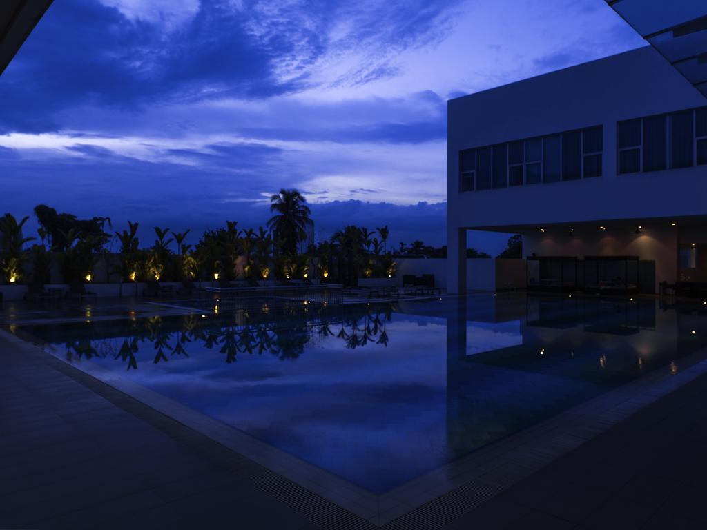 Pullman Kuching Otel Dış mekan fotoğraf The pool at the hotel