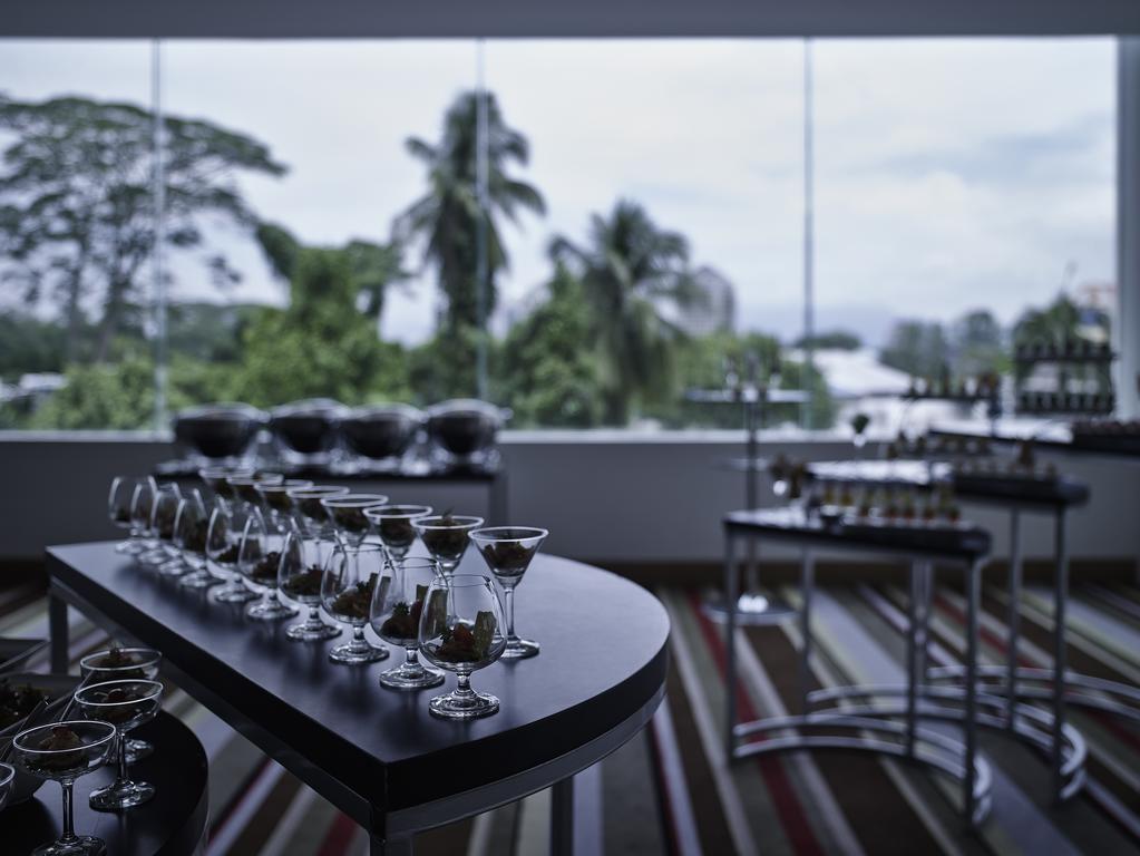 Pullman Kuching Otel Dış mekan fotoğraf The bar at the 101 bar