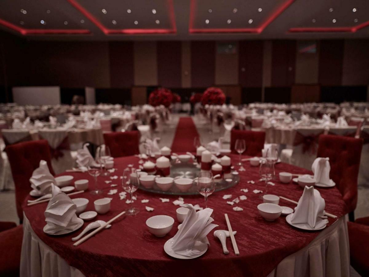 Pullman Kuching Otel Dış mekan fotoğraf A typical table setting at a Chinese wedding banquet