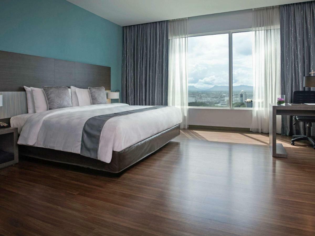 Pullman Kuching Otel Dış mekan fotoğraf A typical hotel room