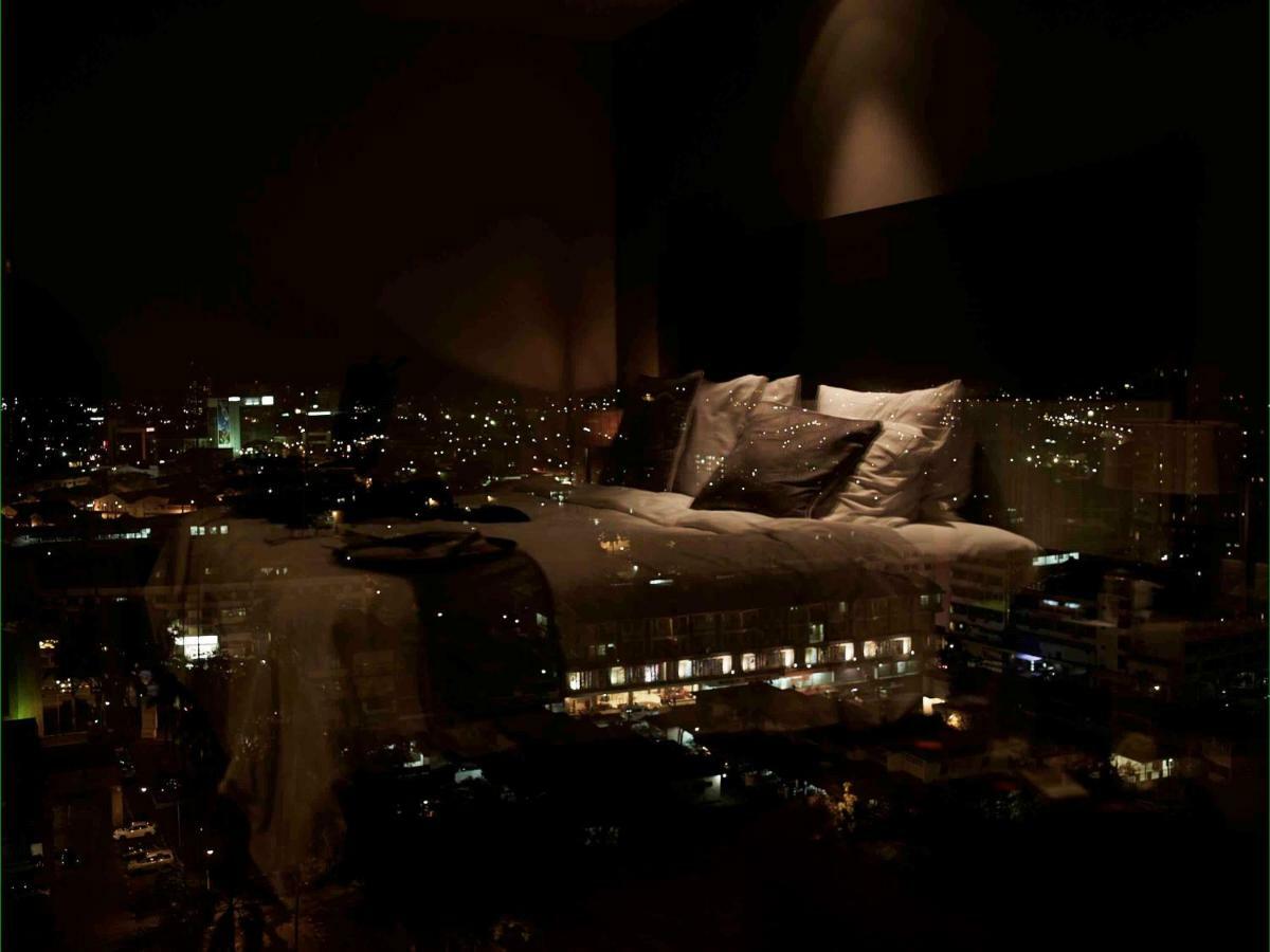 Pullman Kuching Otel Dış mekan fotoğraf The view from the 100th floor of the building at night